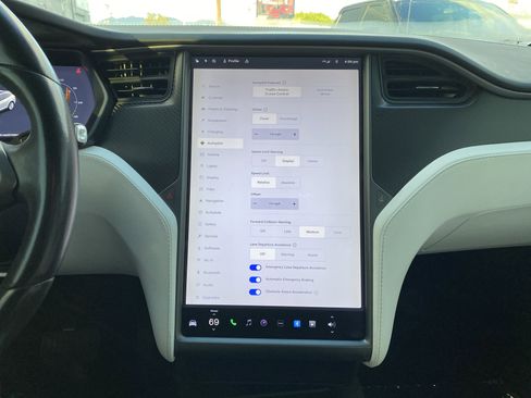 Used 2018 Tesla Model X 75D image 19