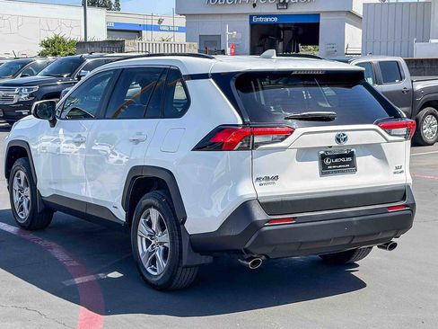 Used 2022 Toyota RAV4 XLE w/ Convenience Package image 2