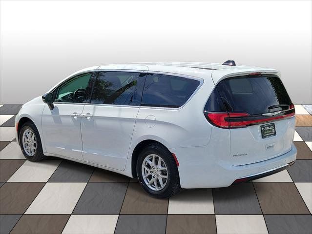 Used 2024 Chrysler Pacifica Touring-L FWD image 6