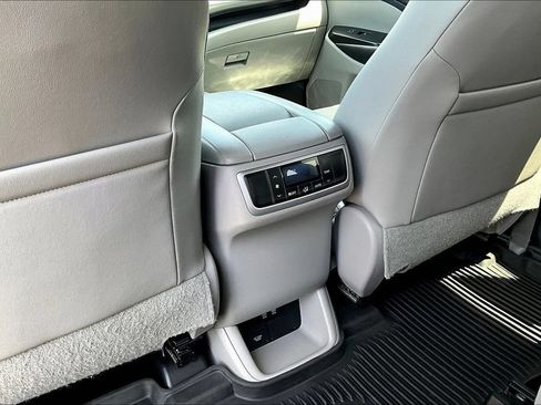 Used 2017 Toyota Highlander XLE w/ Carpet Mat Package AWD/4WD image 12