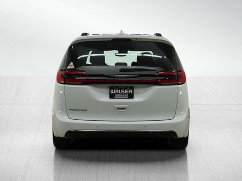 Used 2022 Chrysler Pacifica Touring-L w/ Uconnect Theater Family Group image 4