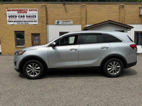 Used 2016 Kia Sorento AWD w/ LX Convenience Package image 2
