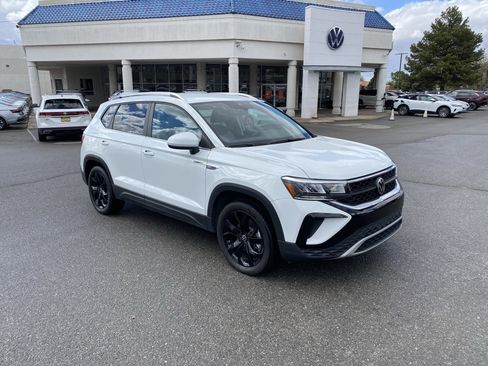Used 2023 Volkswagen Taos SE w/ Black Wheel Package image 2