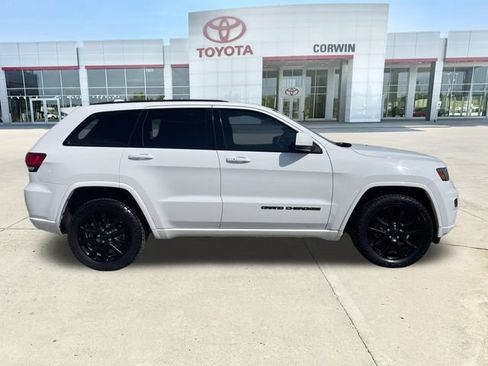 Used 2017 Jeep Grand Cherokee Altitude AWD/4WD image 6