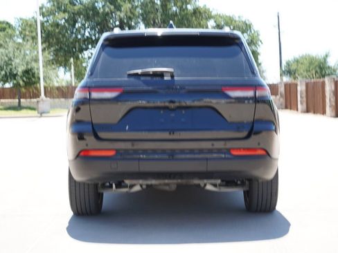 Used 2024 Jeep Grand Cherokee Altitude AWD/4WD image 7