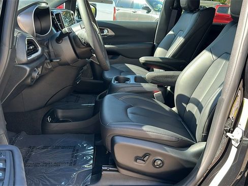 New 2026 Chrysler Pacifica Select image 13