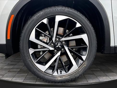 Used 2023 Mitsubishi Outlander SE image 9