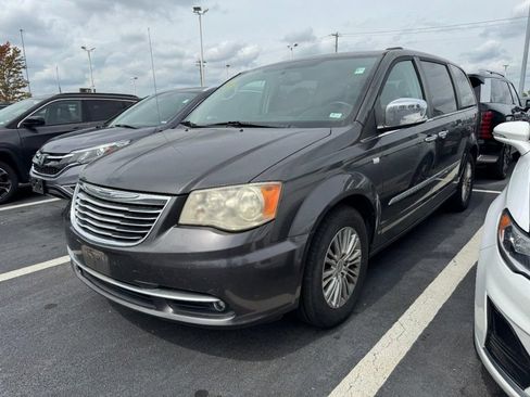 Used 2014 Chrysler Town & Country Touring-L FWD image 3