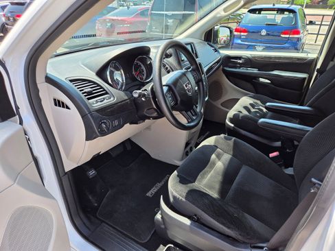 Used 2019 Dodge Grand Caravan SE w/ UConnect Hands-Free Group FWD image 4
