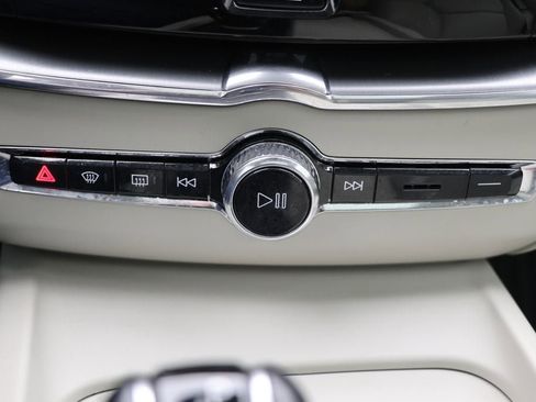 Used 2018 Volvo XC60 T6 Momentum w/ Vision Package image 25