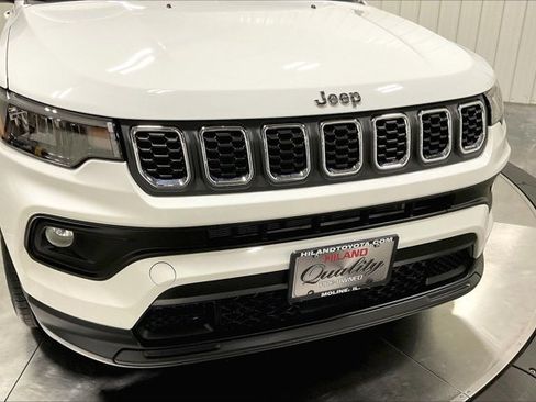 Used 2025 Jeep Compass Latitude w/ Sun & Sound Group AWD/4WD image 30