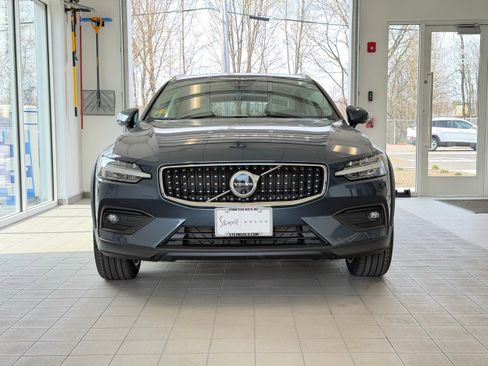 Certified 2025 Volvo V60 B5 Cross Country Plus AWD/4WD image 3