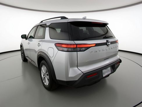 Used 2025 Nissan Pathfinder SV image 6