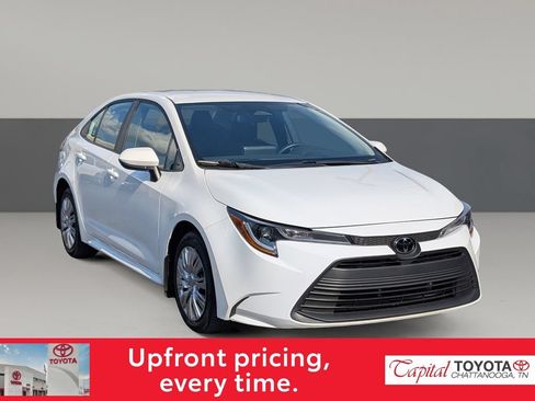 Used 2025 Toyota Corolla LE FWD image 2