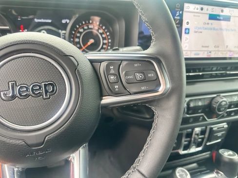 Used 2025 Jeep Wrangler Unlimited Sahara AWD/4WD image 29
