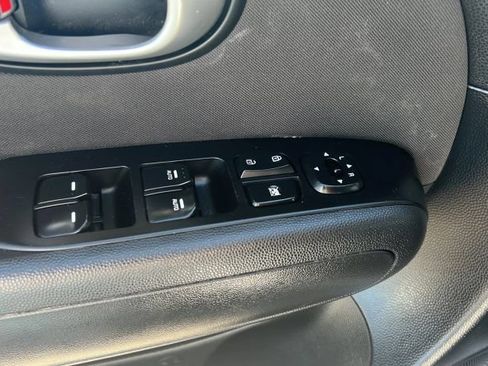 Used 2016 Kia Soul + FWD image 15