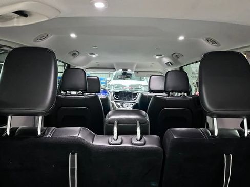 Used 2023 Chrysler Pacifica Touring-L FWD image 7