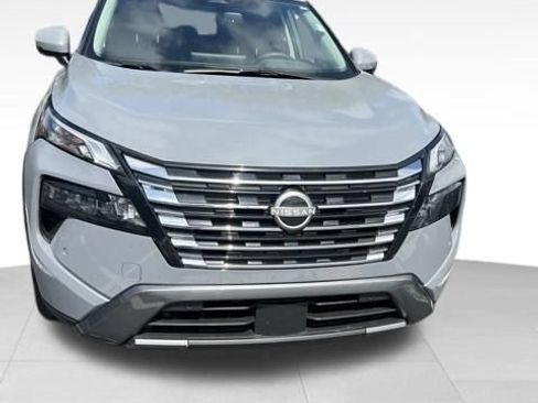 Certified 2025 Nissan Rogue SL FWD image 3