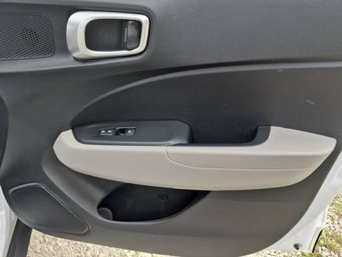 Used 2025 Hyundai Venue SEL FWD image 32