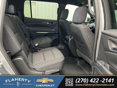 Used 2025 Chevrolet Traverse LT image 13