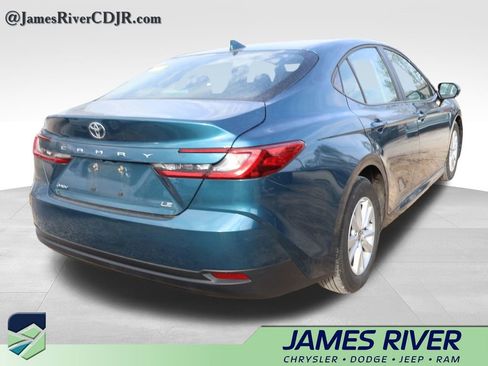 Used 2025 Toyota Camry SE image 10
