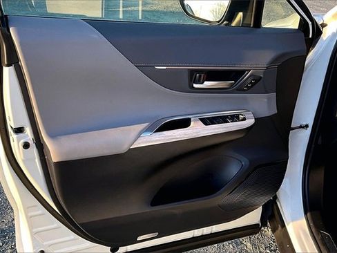 Used 2022 Toyota Venza XLE image 9