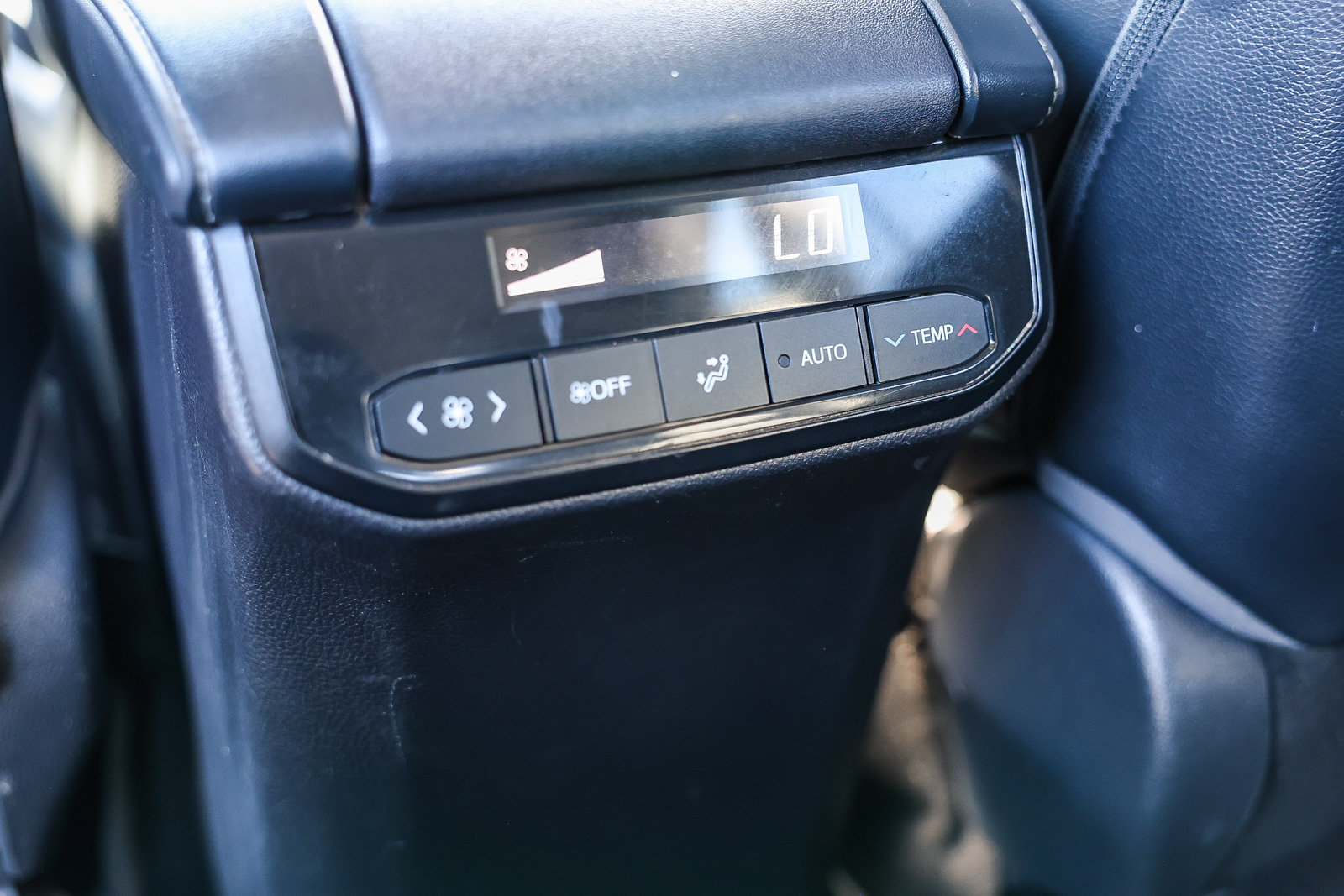 Used 2022 Toyota Highlander XLE AWD/4WD image 7