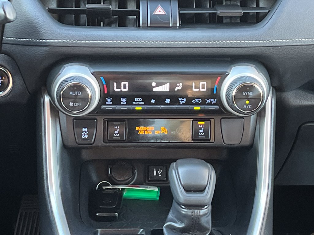 Used 2019 Toyota RAV4 XLE w/ Convenience Package FWD image 18