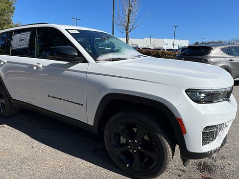 New 2025 Jeep Grand Cherokee 4WD image 5