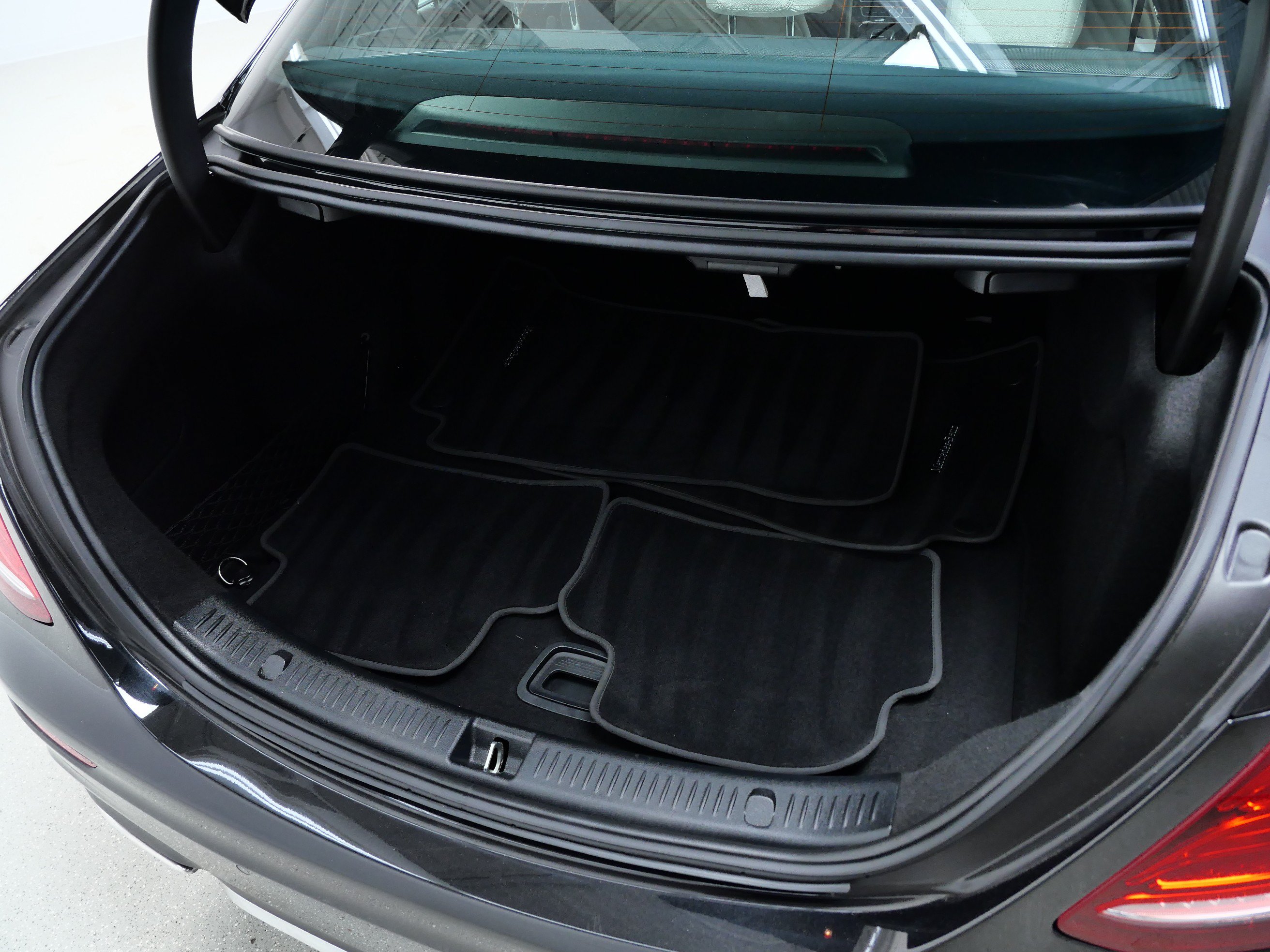 Used 2018 Mercedes-Benz E 400 4MATIC Sedan image 7