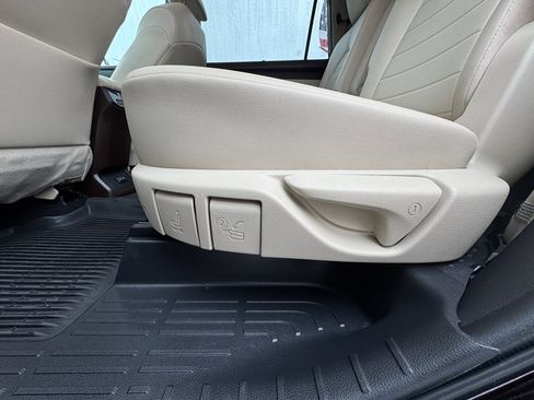 Used 2022 Toyota Highlander XLE image 29