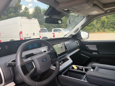 Used 2025 Ford Expedition Active AWD/4WD image 17