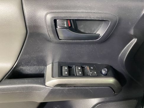 Certified 2020 Toyota Tacoma SR5 AWD/4WD image 21