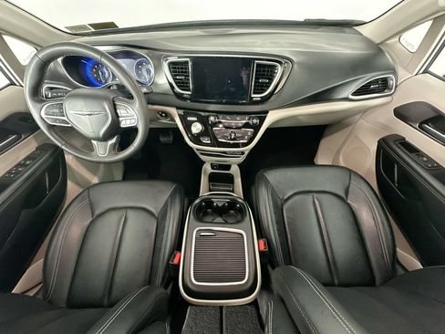 Used 2024 Chrysler Pacifica Touring-L FWD image 10