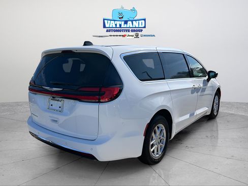 New 2026 Chrysler Pacifica Select image 5