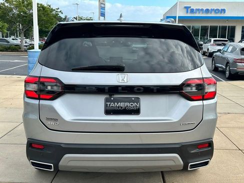 Used 2025 Honda Pilot Touring image 3