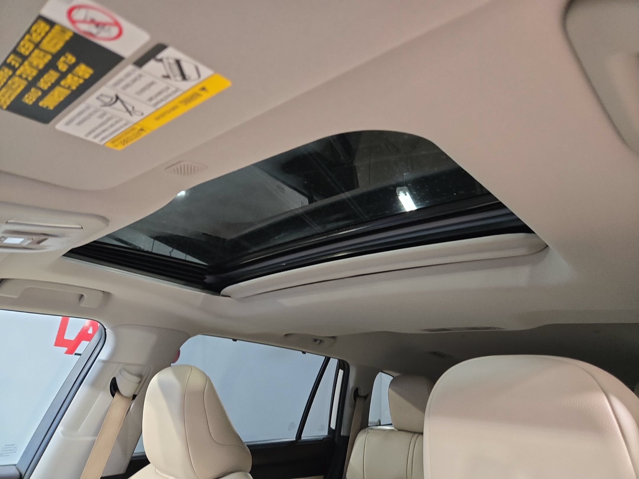 Used 2022 Toyota Highlander XLE FWD image 25