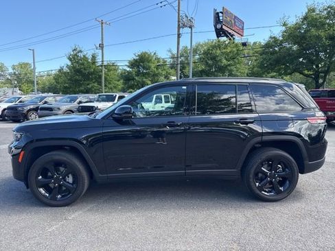 Used 2025 Jeep Grand Cherokee Altitude AWD/4WD image 19