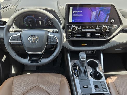 Used 2025 Toyota Highlander Limited AWD/4WD image 24