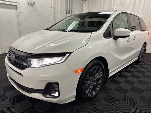 Used 2025 Honda Odyssey Touring image 2