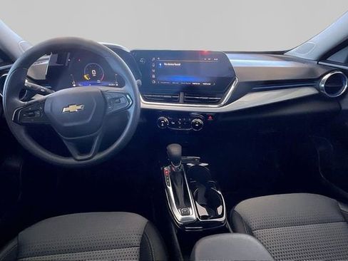 Used 2025 Chevrolet Trax LT FWD image 7