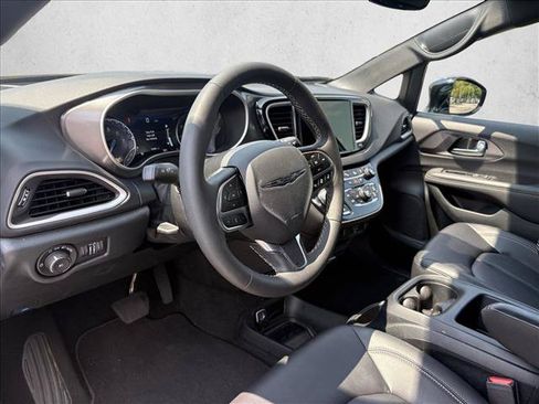 Used 2026 Chrysler Pacifica Select FWD image 9