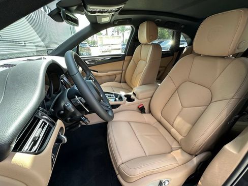 Used 2026 Porsche Macan AWD/4WD image 5