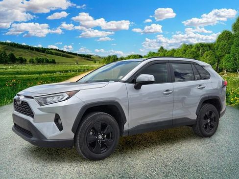 Used 2021 Toyota RAV4 XLE w/ Convenience Package FWD image 2