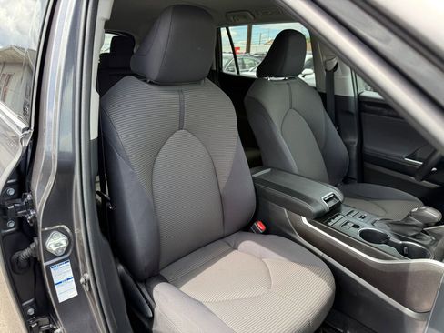 Used 2022 Toyota Highlander LE image 32