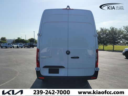 Used 2025 Mercedes-Benz Sprinter 2500 image 5