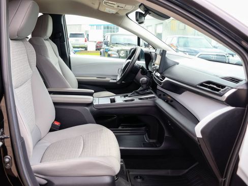 Used 2026 Toyota Sienna LE FWD image 9