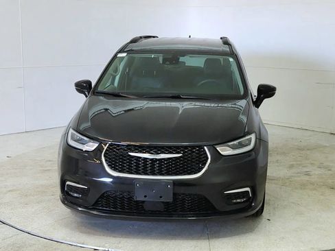 Used 2022 Chrysler Pacifica Touring-L image 2