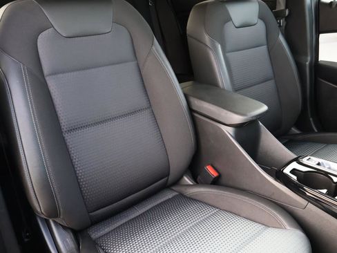 Used 2025 Chevrolet Trax LT w/ LT Convenience Package image 16