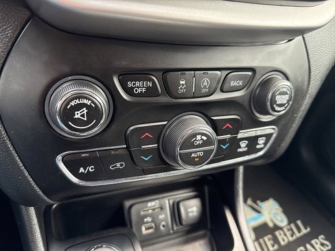 Used 2016 Jeep Cherokee Overland w/ Technology Group AWD/4WD image 45